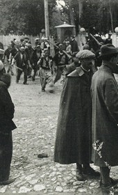 MSG027: Durrës: Northern Albanian troops marching past the konak, May 1914 (Marquis di San Giuliano Photo Collection).