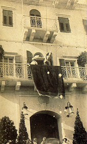 MSG030: Durrës: Prince Wilhem zu Wied and Princess Sophie on the balcony of the konak, March 1914 (Photo: Molinari. Marquis di San Giuliano Photo Collection).