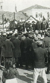 MSG049: Durrës: Religious leaders speaking before a crowd, March or April 1914 (Marquis di San Giuliano Photo Collection).