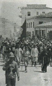 MSG059: Durrës: Prenk Bibë Doda's 150 Mirdita fighters entering Durrës to support the prince, May 1914 (Marquis di San Giuliano Photo Collection).
