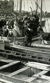 MSG062: Durrës: Northern Albanian fighters leaving Durrës by boat, first view, June 1914 (Marquis di San Giuliano Photo Collection).