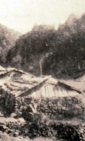 B020: “Huts at Kolibeja e Gropës before the Predelec (Bordolec) Pass” (Photo: Alexandre Baschmakoff, September 1908).