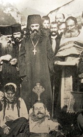 B032: “The Serbs of Peja conducting the burial of the head of a Montenegrin warrior, cut off by the Albanians of Rugova” (Photo: Alexandre Baschmakoff, September 1908).