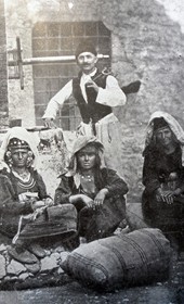 B046: “Albanian highland women of Shllaku, north of the Drin River” (Photo: Alexandre Baschmakoff, September 1908).