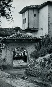 HAB03: “Farmhouse in Gjonëm [near Laç] where the dancing took place. The courtyard is surrounded like a fortress by a stone wall and is easy to defend” (Photo: Hugo Bernatzik, 1929).