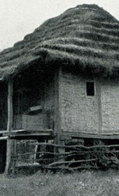 HAB07: “Cottage built on pilings and used by a Highland family who spend their winters on the marshy coastal plain in the estuary of the Mat River” (Photo: Hugo Bernatzik, 1929).