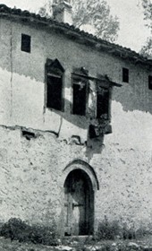 HAB09: “Old Muslim home in Kruja” (Photo: Hugo Bernatzik, 1929).