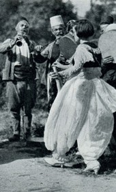 HAB59: Gypsy dancers (Photo: Hugo Bernatzik, 1929).