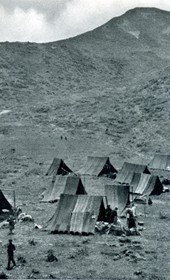 HAB61: “Campsite of Aromanian [Vlach] nomads near Dardha” (Photo: Hugo Bernatzik, 1929).