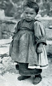 HAB67: “Aromanian child near Voskopoja” (Photo: Hugo Bernatzik, 1929).