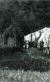 “A typical dwelling with a barn to the left” (Photo: Carleton Coon 1929).