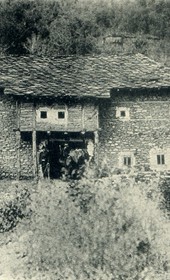 A han or inn in Puka (Photo: Carleton Coon 1929).