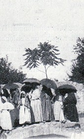 AD016: "Turkish (i.e. Muslim) ladies" (Photo: Alexandre Degrand, 1890s).