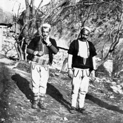 Doda NB9020 71 B
Macedonia. Two Muslims from Upper Reka.
A man from Reç on the left and a man from Shtrazmir on the right.