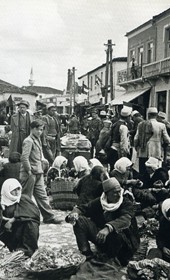 MGD007: "The market in Tirana" (Photo: Marion Dönhoff, 1936).