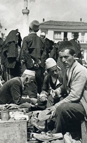 MGD008: "The market in Tirana" (Photo: Marion Dönhoff, 1936).
