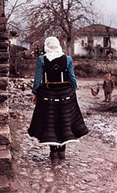 WF006:
Northern Albanian woman wearing a xhubleta skirt (Photo: Wilfried Fiedler, ca. 1957)