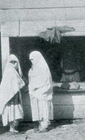Grothe1912.122: Muslim women at a bakery in Ulqin/Ulcinj [Dulcigno], now in Montenegro (Photo: Hugo Grothe, 1912).