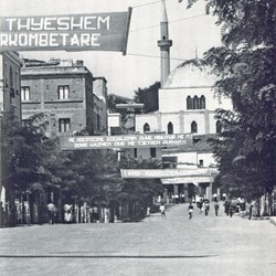 HH040a | Main street and mosque in Durrës: “Let us construct socialism with a pickaxe in one hand and a rifle in the other” “Praise be to Marxism-Leninsm” (Photo: Harry Hamm 1961).