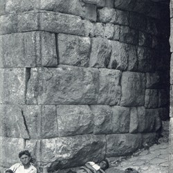 HH096 | Fishermen resting in the ruins of Butrint near Saranda (Photo: Harry Hamm 1961).