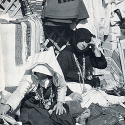 HH104b | Women selling textiles at the market in Shkodra (Photo: Harry Hamm 1961).