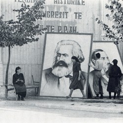 HH168a | Marx and Engels in the streets of Korça: “Long live the historic resolutions of the Fourth Congress of the Albanian Party of Labour” (Photo: Harry Hamm 1961).