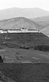 Jäckh041: "Military hospital and barracks near Mitrovica" (Photo: Bank Director A. Grohmann, Saloniki, ca. 1910. Courtesy of Rare Books and Manuscript Library, Columbia University, New York, 130114-0068).