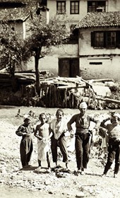 Jäckh062: “Albanian boys playing in the Bistrica River” (Photo: Ernst Jäckh, 1911. Courtesy of Rare Books and Manuscript Library, Columbia University, New York, 130114-0067).