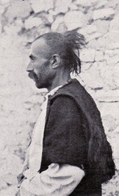Jäckh069: "Albanian from the mountains of Koman, with a perçe [scalp lock]" (Photo: Paul Traeger, ca. 1910).