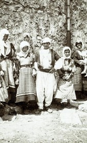 Jäckh091: "Women and children from Hoti. In the middle is an ‘Amazon’ in male attire" (Photo: Dr E. Schulz, Hamburg, ca. 1910. Courtesy of Rare Books and Manuscript Library, Columbia University, New York, 130114-0090).