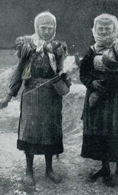 Jäckh095: “Two Highland women spinning and carrying water” (Photo: Paul Traeger, ca. 1910).