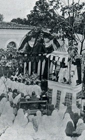 Jäckh117: “Albanian townswomen at a Catholic mass” (Photo: Ernst Jäckh, ca. 1910).