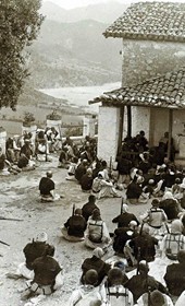 Jäckh153: "Albanian Catholics attending mass with their rifles at hand" (Photo: Ernst Jäckh, ca. 1910. Courtesy of Rare Books and Manuscript Library, Columbia University, New York, 130114-0004).