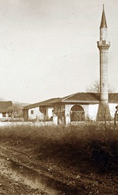 Jäckh171: "Albanian peasant woman carrying hay and knitted stockings on a street in Shkodra" (Photo: Ernst Jäckh, ca. 1910 Courtesy of Rare Books and Manuscript Library, Columbia University, New York, 130114-0055).