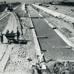 WKL1942_049e | Modern irrigation canals to drain the swamps (Photo 1941-1942).
