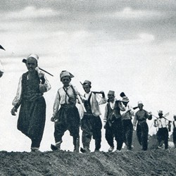 WKL1942_088b | Albanian oil workers on their way to work (Photo 1941-1942).