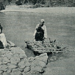EL1909.007: "Goatskin raft crossing the Drin River at Toplana" (Photo: Erich Liebert, 1909). This photo was also published by Ernst Jäckh, 1911.