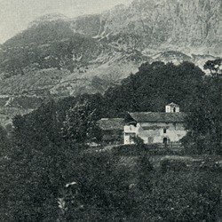 EL1909.065: "The church of Gjoni and home of the bishop" (Photo: Erich Liebert, 1909).