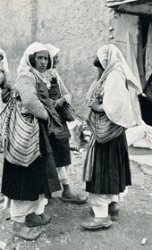EVL076: Peasant women at market in Shkodra (Photo: Erich von Luckwald, ca. 1936).
