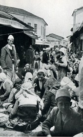 EVL078: Alley in the bazaar of Shkodra on market day (Photo: Erich von Luckwald, ca. 1936).