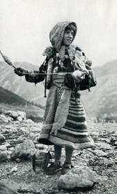 EVL089: Young shepherdess spinning in the riverbed near Theth in the Shala Valley (Photo: Erich von Luckwald, ca. 1936).