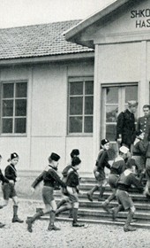 EVL125: School children at the Hasan Prishtina Elementary School during the Italian occupation (Photo: Erich von Luckwald, ca. 1941).