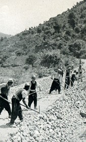 EVL127: Construction work on the road from Tirana to Shkodra during the Italian occupation (Photo: Erich von Luckwald, ca. 1941).
