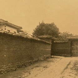 FMG003: An alley with mudbrick walls and a wooden gate in Tirana, Albania (photo: Friedrich Markgraf, 1924-1928).