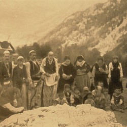 FMG008: Men, women and children of the Shkreli tribe in the mountains of northern Albania (photo: Friedrich Markgraf, 1924-1928).