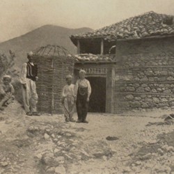 FMG012: A house at Tunjan near Mount Dajti, Albania (photo: Friedrich Markgraf, 1924-1928).