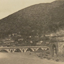 FMG021: The Gorica Bridge and quarter at Berat, Albania (photo: Friedrich Markgraf, 1924-1928).