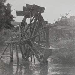 FMG039: A waterwheel near Berat, Albania (photo: Friedrich Markgraf, 1924-1928).