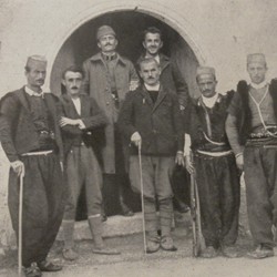 FMG040: A group of men in the Mat region of Albania (photo: Friedrich Markgraf, 1924-1928).
