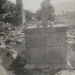 FMG055: The back end of the stone tomb and the ruins of the church at Kreja e Lurës in the Dibra region of Albania (photo: Friedrich Markgraf, 1924-1928).